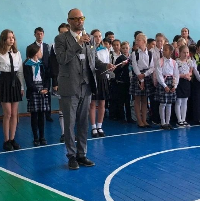 В КГУ «Школа-гимназия №10» прошла торжественная общешкольная линейка, посвященная Дню языков народа Казахстана