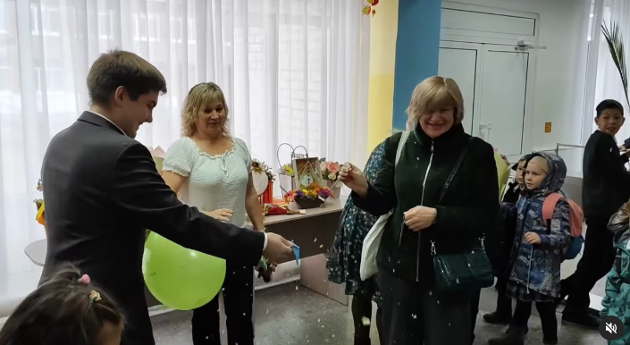 5 октября - День Учителя! С самого утра школа светилась улыбками и настроением: от встречи с фейерверками из конфетти до необычных уроков, где сегодня в роли педагогов выступали сами ученики – дублёры!