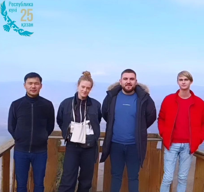 15 октября школа-гимназия №10 попрощалась с замечательным человеком, французской художницей и фотографом Адель Желански, чьим переводчиком в последние дни был наш учитель французского языка Акулов Александр Игоревич.
